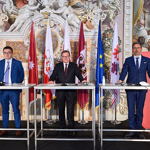 Bei der Pressekonferenz zur Euregio-Vorstandssitzung von links: Landeshauptmann Maurizio Fugatti (Trentino), Landeshauptmann Günther Platter sowie Landeshauptmann Arno Kompatscher (Südtirol).