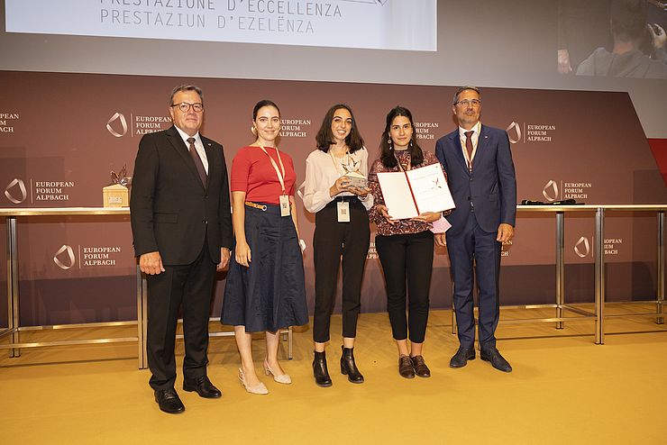 Auszeichnung für das Projekt "Promemoria Auschwitz": LH Günther Platter und LH Arno Kompatscher mit Johanna Stüger, Verena Hafner und Miruna Andrei.