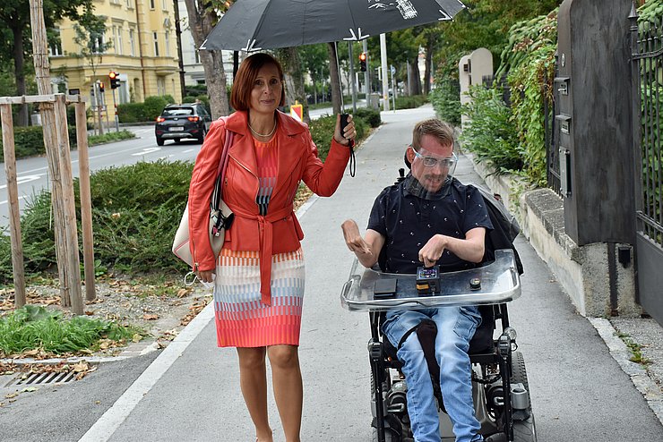 Soziallandesrätin Gabriele Fischer begleitete Jakob Rauchbauer von der Tagesstruktur im Innsbrucker Saggen auf seinem Heimweg in die Reichenau.