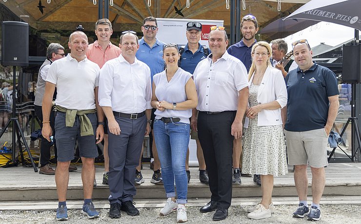 Musikalische Eröffnung des Familienfests des Landes mir Familienlandesrätin Astrid Mair (mi.) mit viel Bürgermeister-Prominenz und den Komperdell Bergbahnen im Erlebnispark Hög in Serfaus.