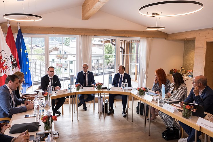 Tiroler Landesregierung sitzt an einem U-förmigen Tisch im Seminarraum.