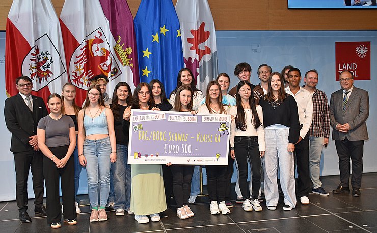 Gruppenfoto Klasse mit Scheck