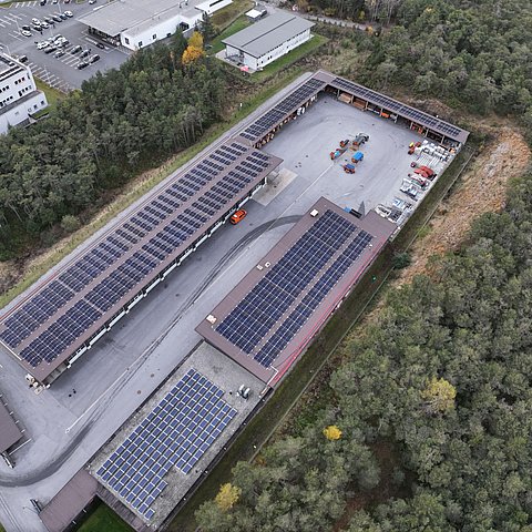 Luftaufnahme der PV-Anlage auf dem Dach der Straßenmeisterei