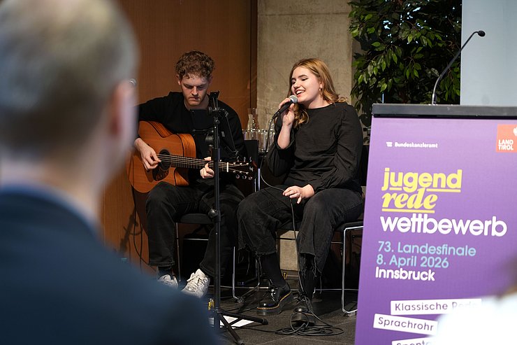 © Land Tirol/Trenker Zwei junge Menschen musizieren