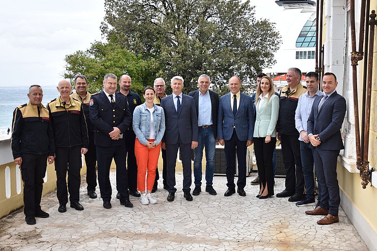 LRin Mair gemeinsam mit Vertreterinnen und Vertreter der Feuerwehr Tirol und der Gespanschaft Zadar. 