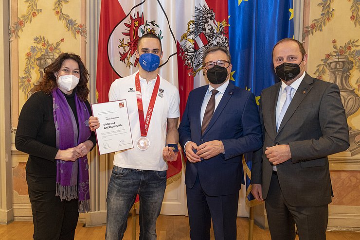 v.l. LHStvin Ingrid Felipe, Nordischer Kombinierer Lukas Greiderer, LH Günther Platter und Sportlandesrat LHStv Josef Geisler