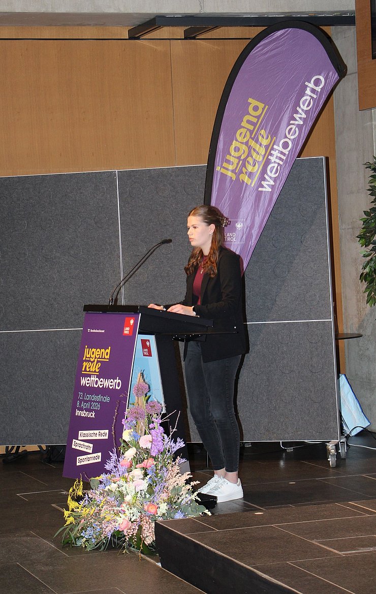 Jugendliche spricht in Mikrofon