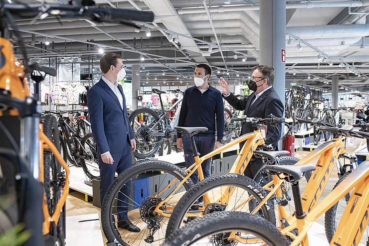 Bundeskanzler Sebastian Kurz und LH Günther Platter im Gespräch beim "Sportler"-Besuch.