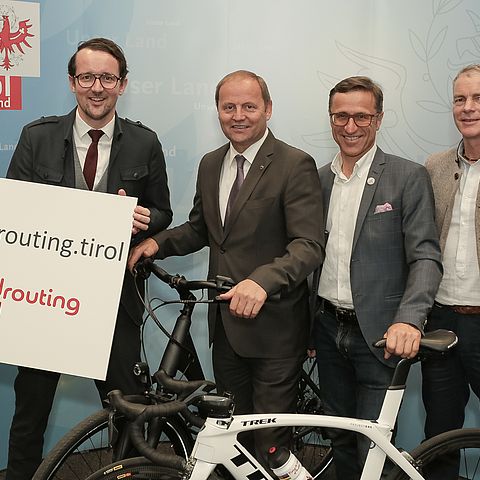 (von li:) Stefan Mayr, LHStv Josef Geisler, Josef Margreiter und Othmar Knoflach stellten das Radrouting Tirol vor.