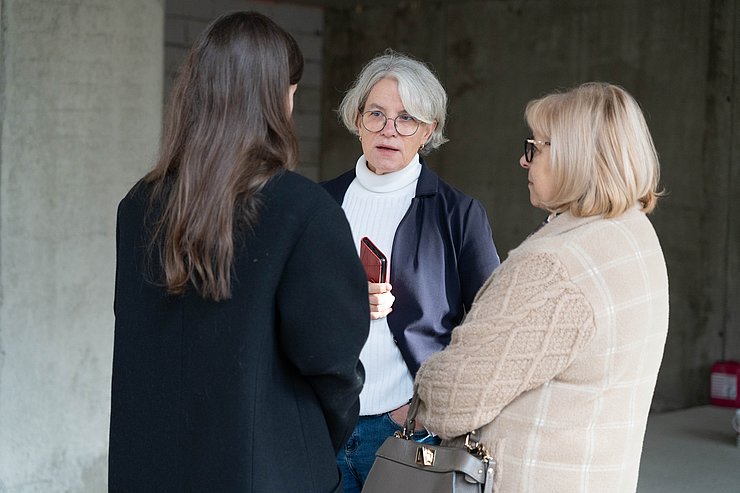 Tirols Gesundheitsdirektorin Theresa Geley (Mitte) besuchte mit der Delegation ein in Entstehung befindliches Reha-Zentrum für Kriegsveteranen.