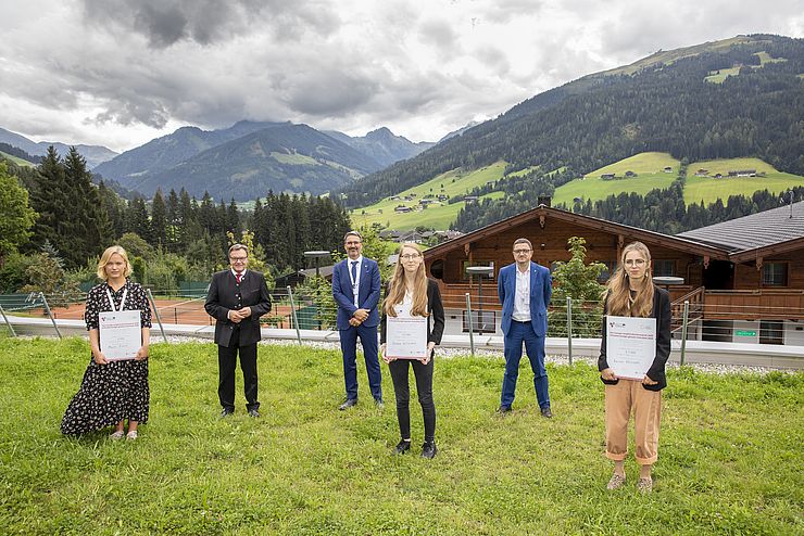 Die ersten drei PreisträgerInnen des Euregio-JungforscherInnenpreises mit den drei Landeshauptleuten: 1. Platz: Verena Wiedemair (MCI, Mitte). 2. Platz: Laura Volgger (Universität Innsbruck, rechts). 3. Platz: Maria Buck (Universität Innsbruck, links). 