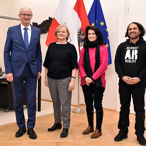 Im Rahmen eines Antrittsbesuchs stellten die TKI ihre Arbeit vor. Im Bild v.l.: LH Mattle, GF Helene Schnitzer, Hannah Crepaz und Obmann Maurice Munisch Kumar.