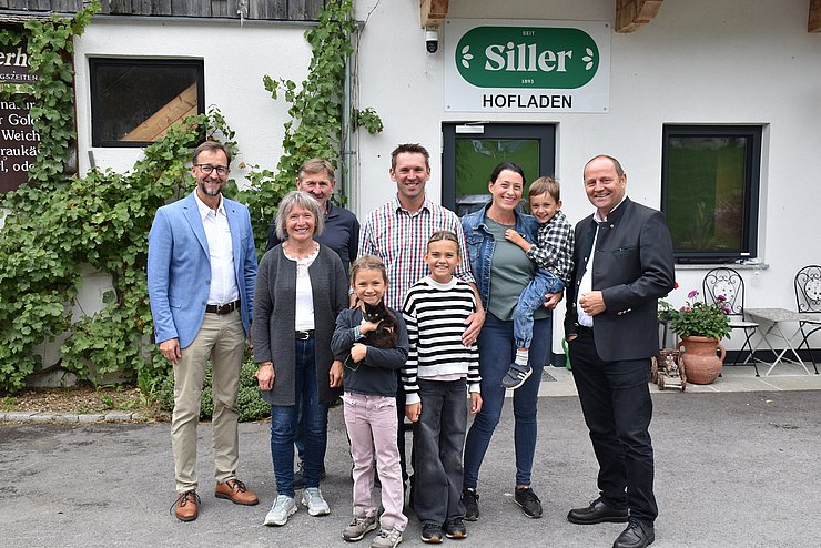 Vielseitigkeit und familiäres Engagement am Sillerhof: (v.r.) LHStv Josef Geisler, Franziska und André Kiechl mit ihren drei Kindern, Vater Josef und Mutter Theresia Kiechl, Thomas Danzl.
