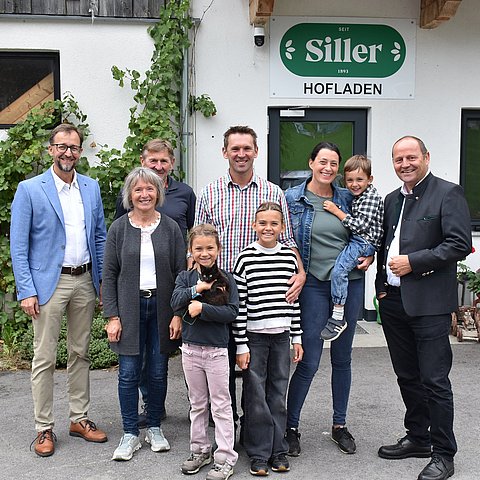 Vielseitigkeit und familiäres Engagement am Sillerhof: (v.r.) LHStv Josef Geisler, Franziska und André Kiechl mit ihren drei Kindern, Vater Josef und Mutter Theresia Kiechl, Thomas Danzl.