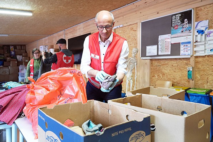 LH Mattle beim Mithelfen