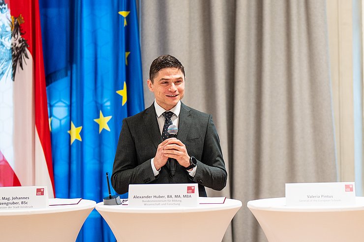 Alexander Huber spricht in ein Mikrofon.