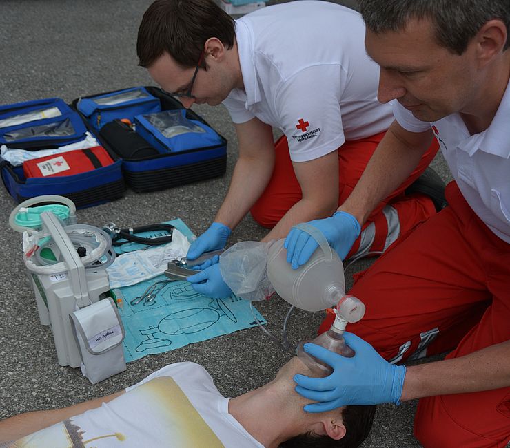 Alle Notarzteinsatzfahrzeuge und Rettungstransportwagen im Rettungsdienst Tirol wurden bereits mit der Intubations-Geräteunterlage ausgestattet.