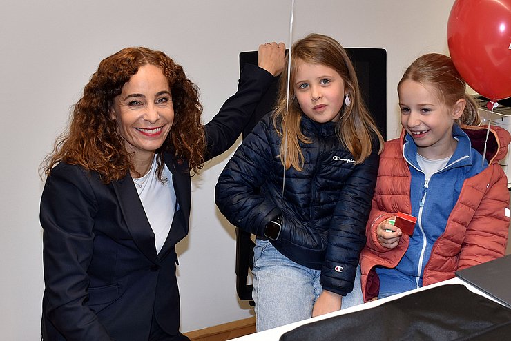Sozial- und Frauenlandesrätin Eva Pawlata freute sich auch über die vielen kleinen BesucherInnen in ihrem Büro. 