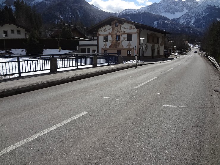 Die Jaklesbrücke (hier Blickrichtung Fernpass) an der L 391 Ehrwalder Straße ist eines von bei Brückenbauwerken, die im Rahmen der Generalsanierung der Ortsdurchfahrt Biberwier erneuert werden. 