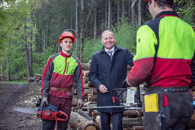 Landeshauptmannstellvertreter Josef Geisler mit Arbeitern im Wald.