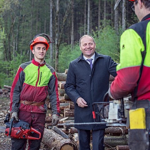 Landeshauptmannstellvertreter Josef Geisler mit Arbeitern im Wald.