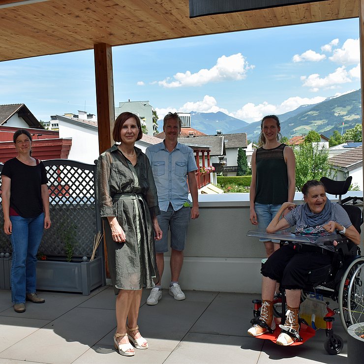 Landesrätin Gabriele Fischer beim Besuch der dislozierten Wohngemeinschaft des Netzwerks St. Josef mit v.li. Veronika Mair (Leiterin Netzwerk St. Josef West), Peter Stocker (Leiter Netzwerk St. Josef Ost), Wohngemeinschaftsleiterin Maria Magdalena Mascher und Bewohnerin Dorothea Tanzer.