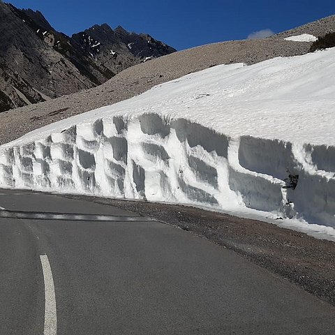 Meterhohe Schneewände nach Lawinenabgängen mussten von den Schneefräsen durchschnitten werden.