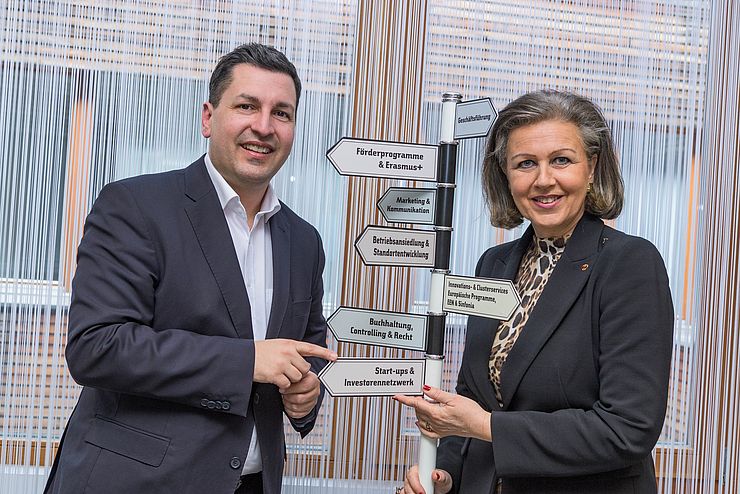 Das Land Tirol schreibt das Unternehmerservice groß: Wirtschaftslandesrätin Patrizia Zoller-Frischauf mit Geschäftsführer Marcus Hofer in der Standortagentur Tirol.