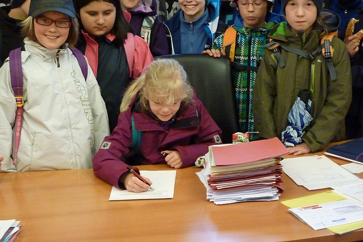 Die Schülerinnen und Schüler beim Besuch in der Bezirkshauptmannschaft.