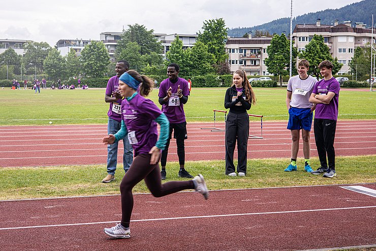 Frau auf Sprintstrecke laufend