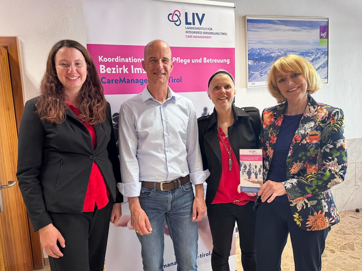 Gruppenfoto mit drei Frauen und einem Mann.