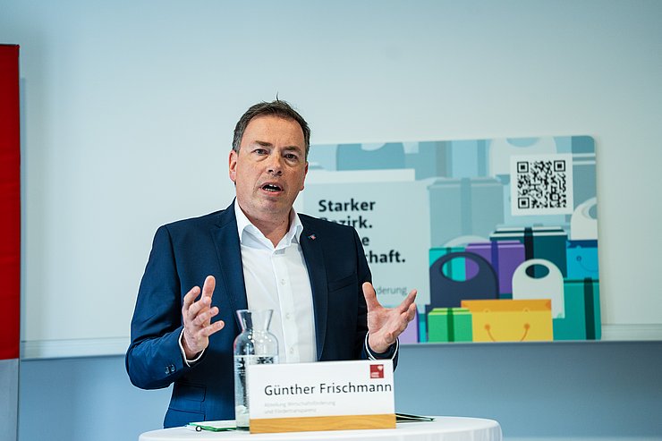 © Land Tirol/Fitsch Mann am Rede-Pult