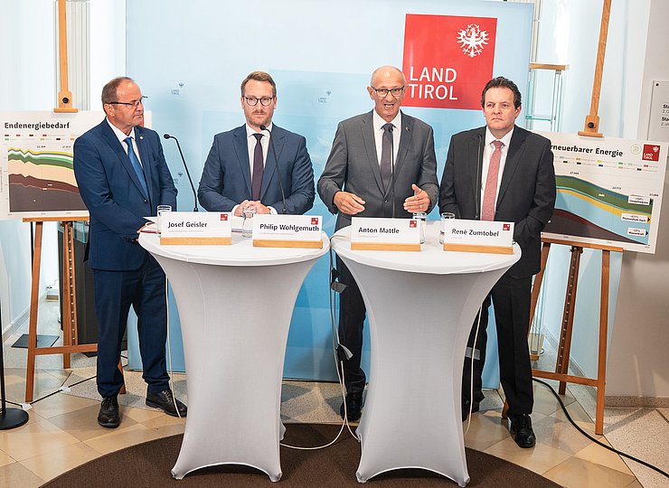 © Land Tirol/Fitsch Vier Männer stehen an Tisch