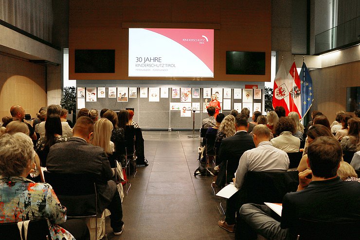 BesucherInnen im Großen Saal 