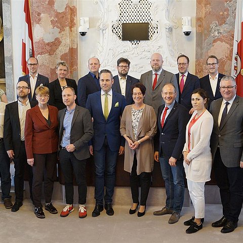 LTPin Sonja Ledl-Rossmann mit Ausschussvorsitzendem Jan Hippold (Bildmitte) und Delegationsmitgliedern im Sitzungssaal