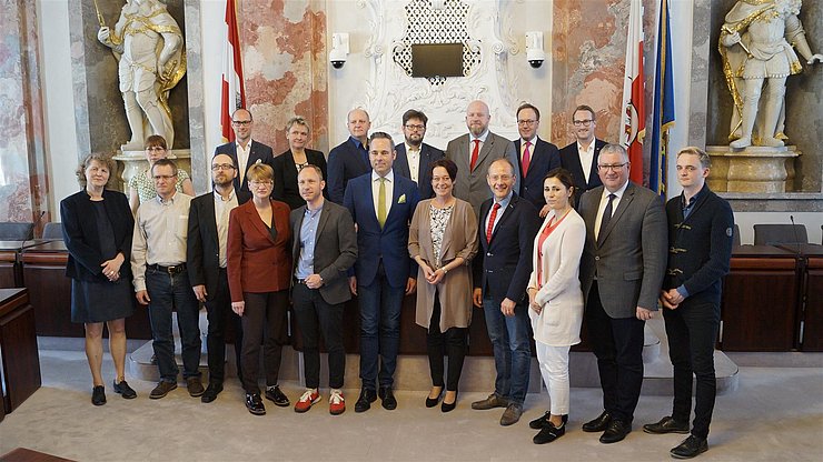 LTPin Sonja Ledl-Rossmann mit Ausschussvorsitzendem Jan Hippold (Bildmitte) und Delegationsmitgliedern im Sitzungssaal