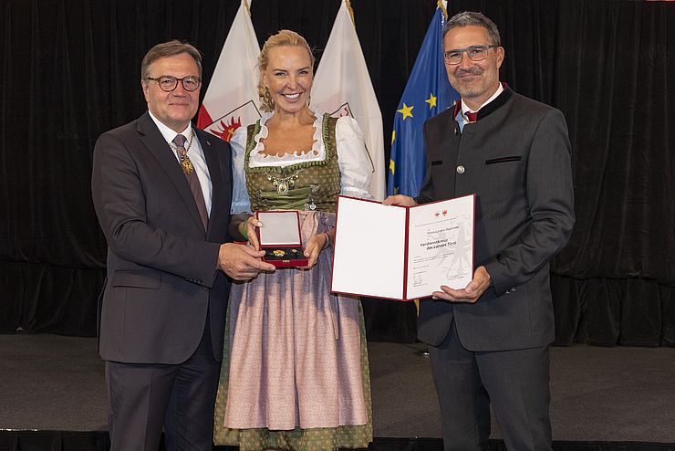 Diana Langes-Swarovski wird mit dem Verdienstkreuz ausgezeichnet.