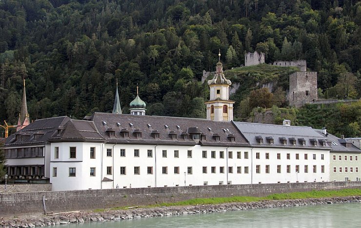 Außenansicht des "Augustinermuseums" in Rattenberg.