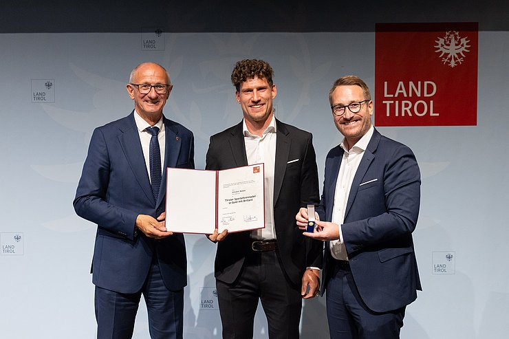 Verleihung Tiroler Sportehrennadel in Gold mit Brillant, v.l.n.r. LH Anton Mattle, Vincent Müller, 1. LHStv. Philip Wohlgemuth