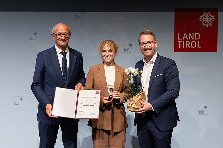 Verleihung Tiroler Sportehrennadel in Gold mit Brillant, v.l.n.r. LH Anton Mattle, Sarah Gollubics, 1. LHStv. Philip Wohlgemuth
