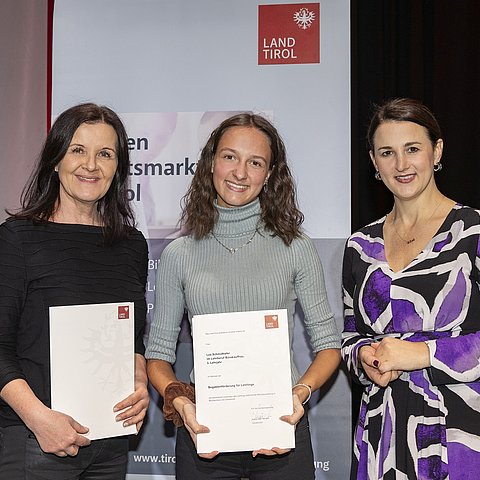 Der bestausgezeichnete Lehrling Lea Schmidhofer (mi.) mit Arbeits- und Jugendlandesrätin Astrid Mair (re.) und Lehrlingsausbildnerin Anneliese Csar von der Firma AL-KO Technology Austria GmbH/Ramsau i.Z..