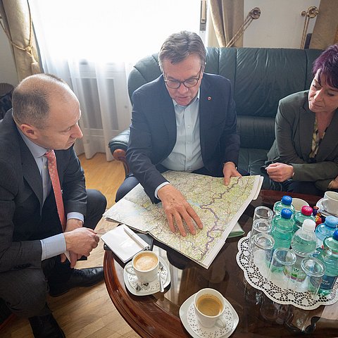 Heutiges Treffen zwischen Tirols Landeshauptmann Günther Platter (Mitte), Landtagspräsidentin Sonja Ledl-Rossmann (rechts) und dem ukrainischen Botschafter in der Republik Österreich Vasyl Khymynets (links) in der Botschaft in Wien.