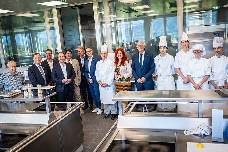 Gruppenfoto mit Kochlehrer in Betriebsküche
