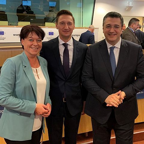 (v.li.) Landtagspräsidentin Ledl-Rossmann freut sich für den neuen EPP-Fraktionsvorsitzenden Olgierd Geblewicz und AdR-Präsidenten Apostolos Tzitzikostas