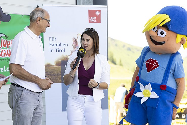 LH Anton Mattle, Familienlandesrätin Astrid Mair und dem Maskottchen vom Alpbachtaler Lauserland