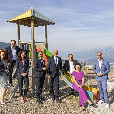 Gruppenbild der Tiroler Landesregierung auf einem Kinderspielplatz