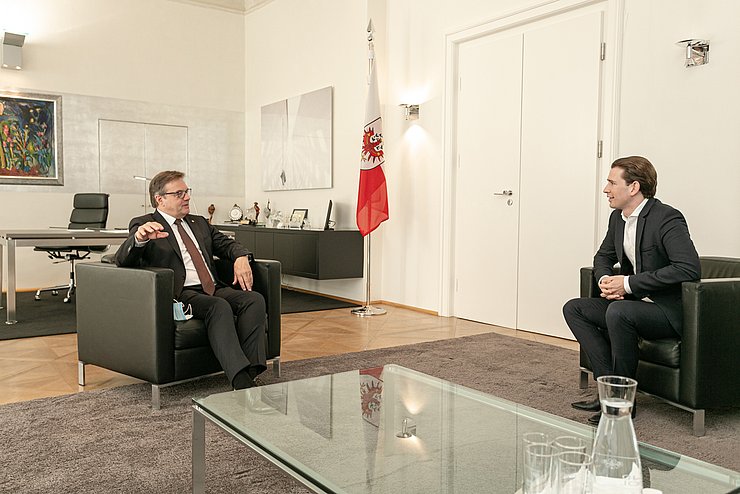 Landeshauptmann Günther Platter im Austausch mit Bundeskanzler Sebastian Kurz. 