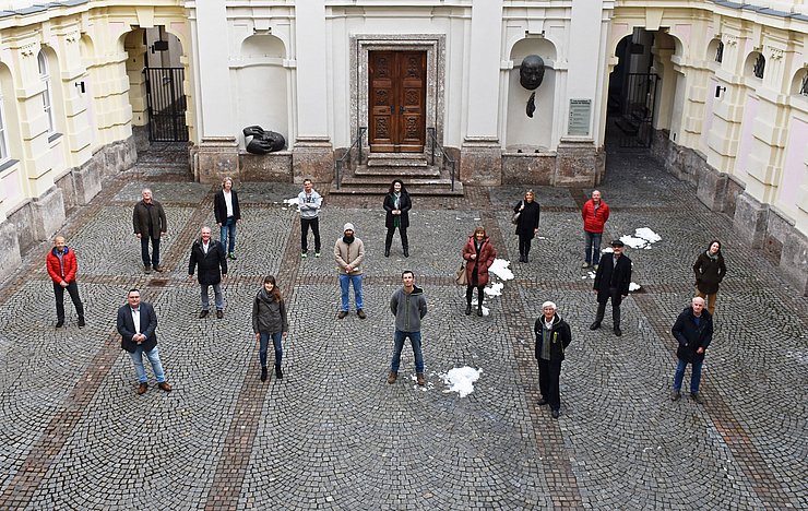 1. Reihe v.l.: Christian Presslaber, Elisabeth Wolf, Anton Feiersinger, Werner Schwarz, Walter Bischofer; 2. Reihe v. l.: Stephan Tischler, Friedrich Haun, Andreas Hudler, Christine Noichl-Platzer, Klaus Auffinger, Stefanie Suchy; 3. Reihe v. l.: Egon Bader; Johannes Kostenzer (Landesumweltanwalt), Walter Tschon (Stellvertretender Landesumweltanwalt), LHStvin Ingrid Felipe, Paula Tiefenthaler (Landesumweltanwaltschaft), Klaus Schwarz; Nicht am Bild: Karin Rottmar, Siegfried Hupf, Otto Weindl, Stefanie Pontasch, Franz Schwenter;