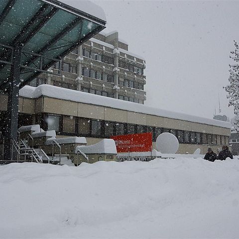 Die verschneite Bezirkshauptmannschaft in Lienz, wo die Bezirkseinsatzleitung in Permanenz tagt.