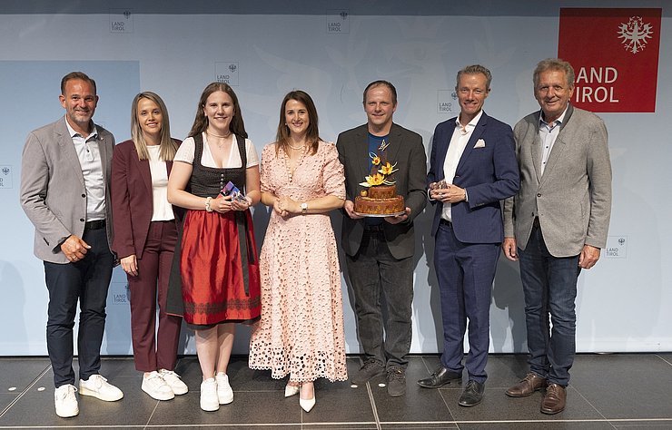 © Land Tirol/Sedlak "Familienfoto" des "Lehrlings des Jahres 2025" mit dem Betrieb.